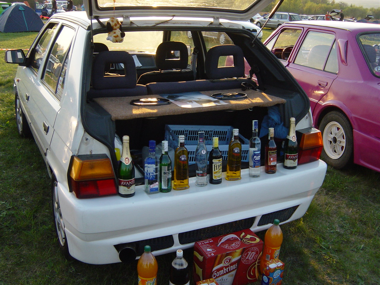 Kamošove auto plné alkoholu